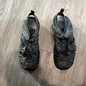 Men’s sandals size 8